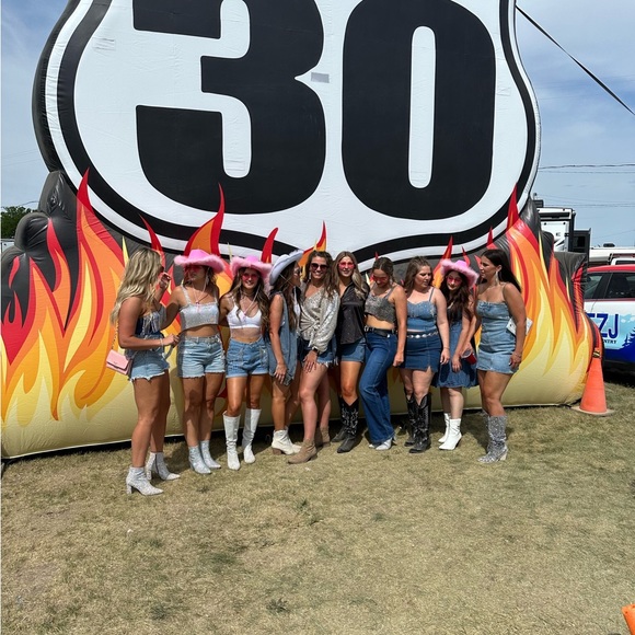 Meet your Posher, Demi - Picture 9 of 11